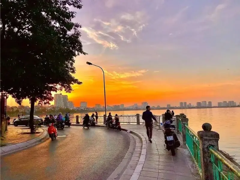 Ghi chú về 21 địa điểm chụp ảnh mùa thu tuyệt đẹp ở Hà Nội khiến lòng người xúc động.
